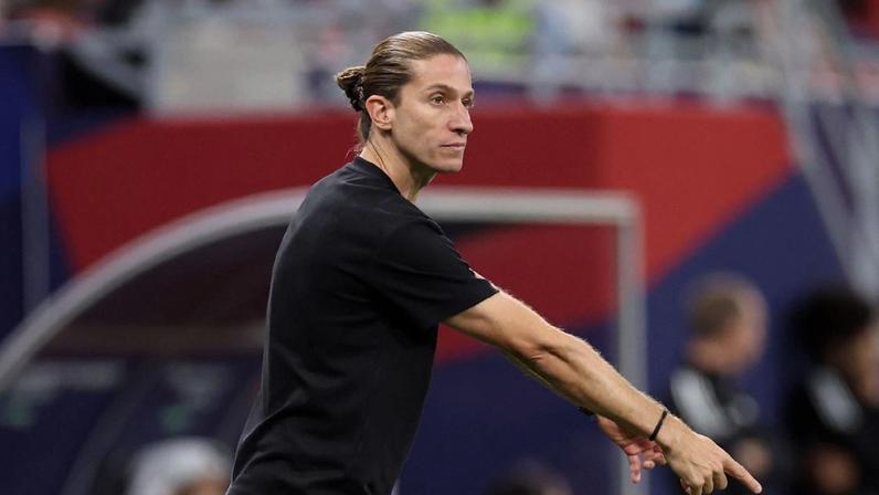 Filipe Luís orienta equipe do Flamengo contra o Cruz Azul