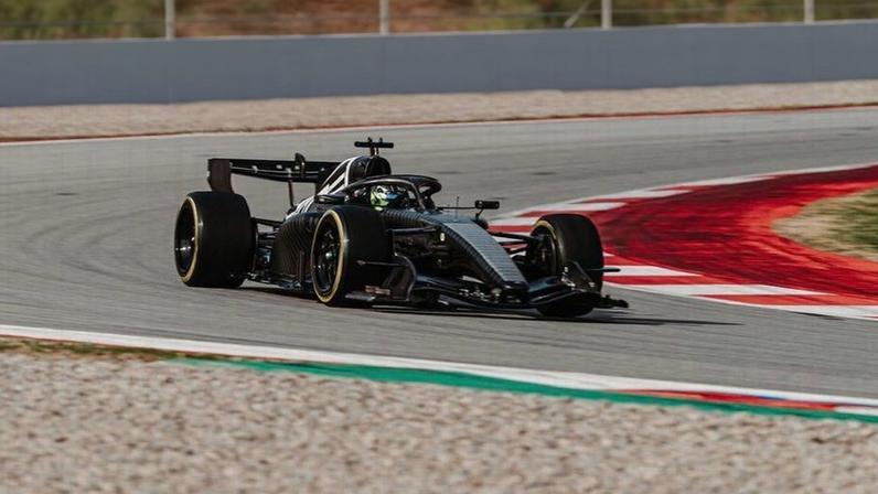 Endrick comemora após marcar para o Lyon sobre o Metz, pela Ligue 1