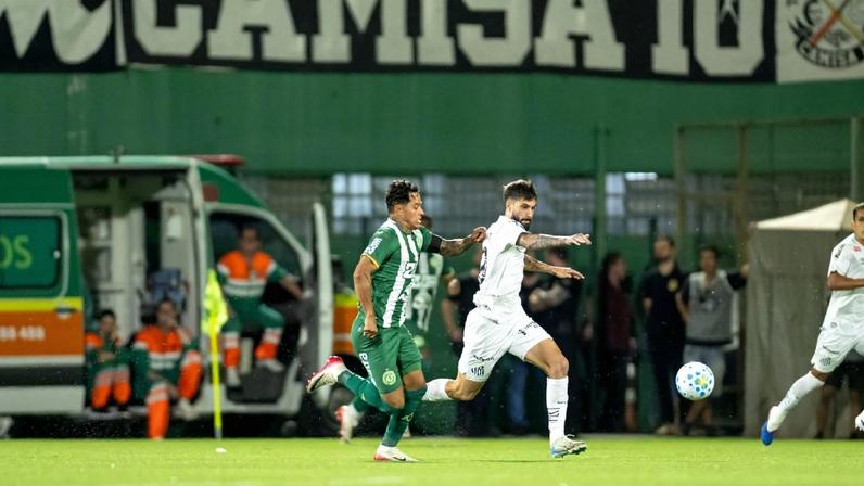 Marlon e Alan Patrick discutem em Internacional x Grêmio, no Beira-Rio, no primeiro Gre-Nal de 2026