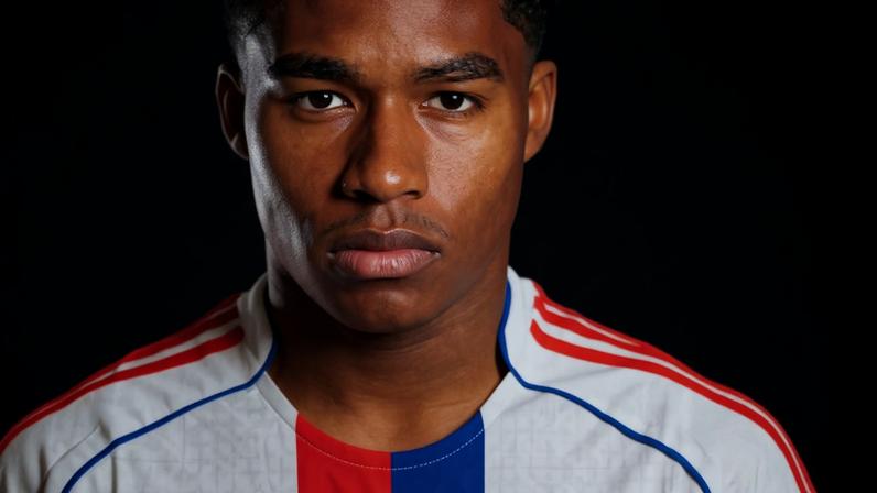 Endrick posando com a camisa do Lyon
