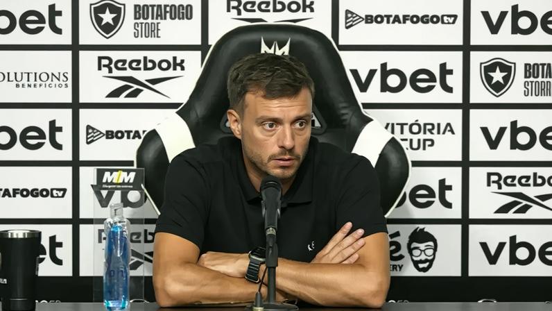 Anselmi em coletiva pelo Botafogo (Foto: Reprodução)