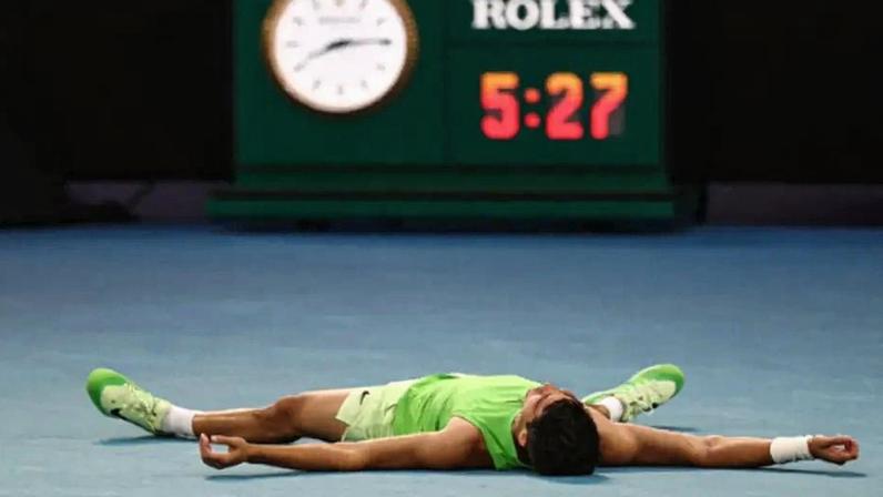 Carlos Alcaraz venceu a semifinal mais longa da história do Australian Open, contra o alemão Alexander Zverev (Foto: DIvulgação)