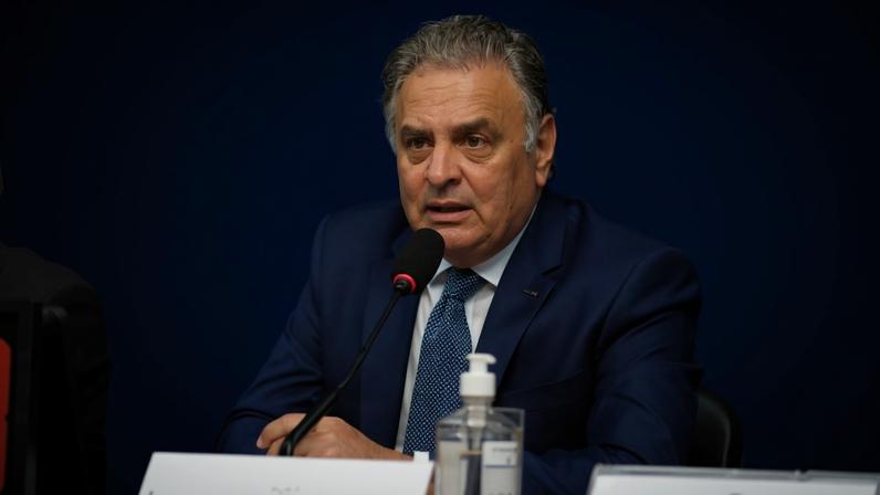 O deputado Aécio Neves, presidente do PSDB, assina nota crítica do partido à captura de Maduro. (Foto: Pablo Valadares/Câmara dos Deputados)