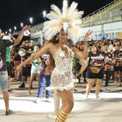 IZA brilha em ensaio da Imperatriz com vestido de crochê