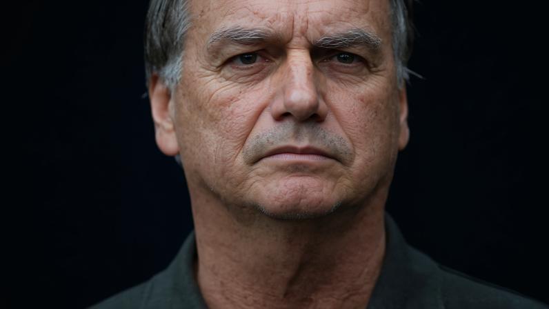 Jair Bolsonaro deixa hospital após retirar manchas na pele em hospital em Brasília