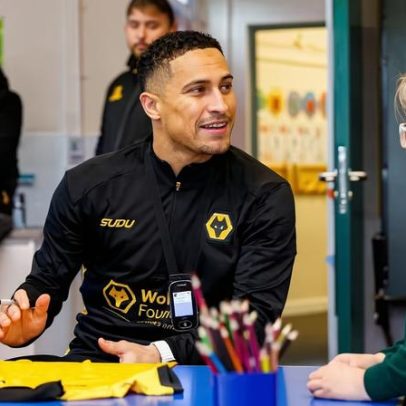 João Gomes visita crianças com problemas de fala e fala sobre gagueira