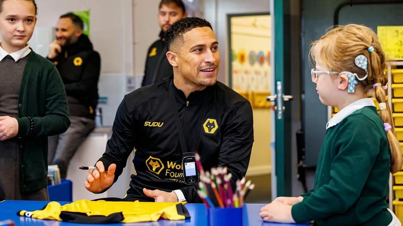 João Gomes visita crianças com problemas de fala e fala sobre gagueira