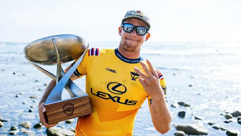 John John Florence com a taça de campeão mundial de 2024 — Foto: Pat Nolan/World Surf League