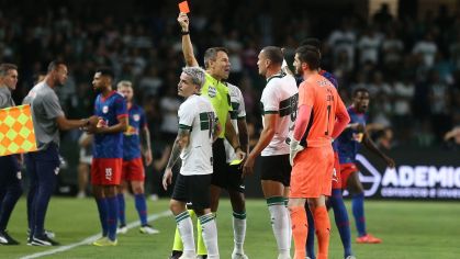 Josué, do Coritiba, recebe o primeiro cartão vermelho do Brasileirão 2026