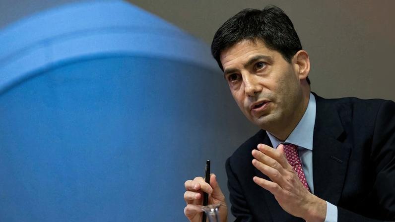 Kevin Warsh speaks while gesturing with his hands.