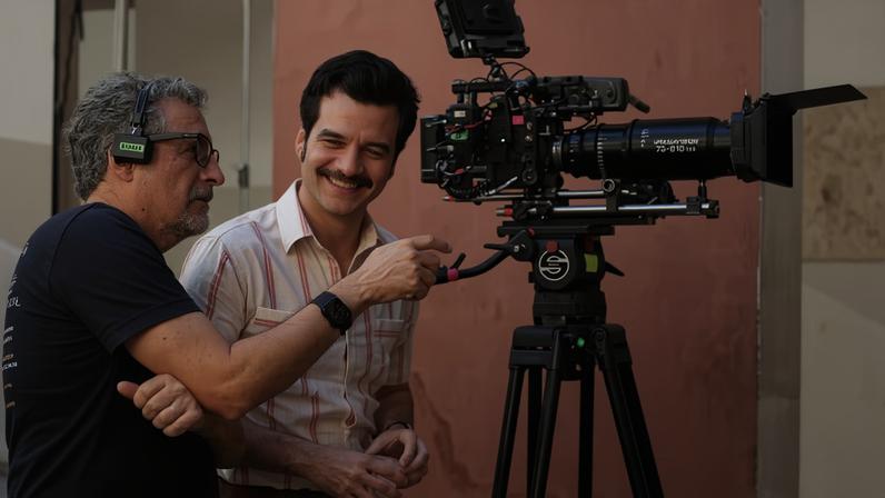 Kleber Mendonça Filho e Wagner Moura nos bastidores de 'O Agente Secreto' — Foto: Divulgação/Laura Castor
