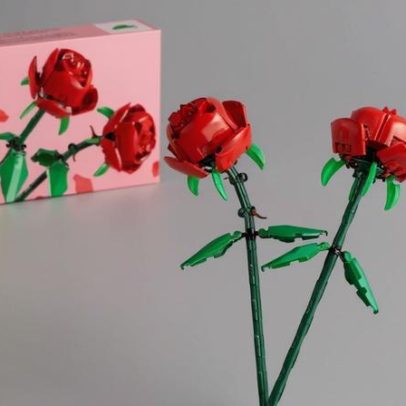 Rosas de LEGO ficam abaixo de US$10 com 40% de desconto para o Dia dos Namorados