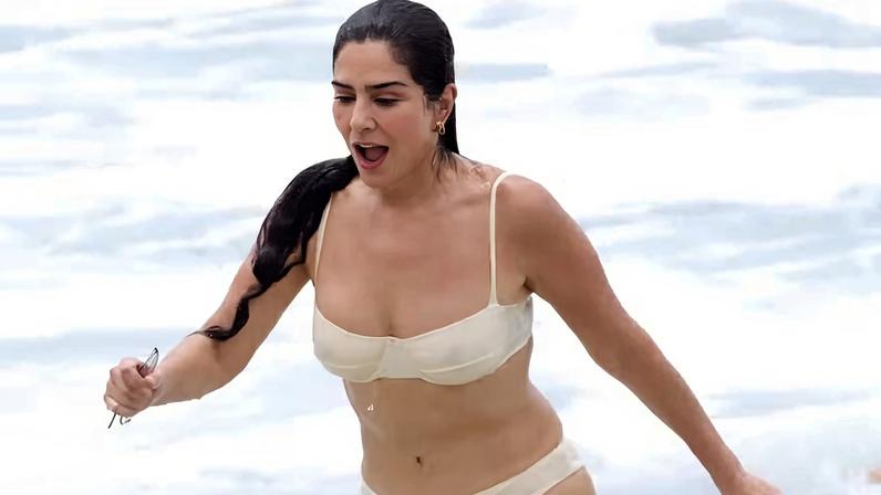 Letícia Sabatella na Praia do Leblon — Foto: JC Pereira/AgNews