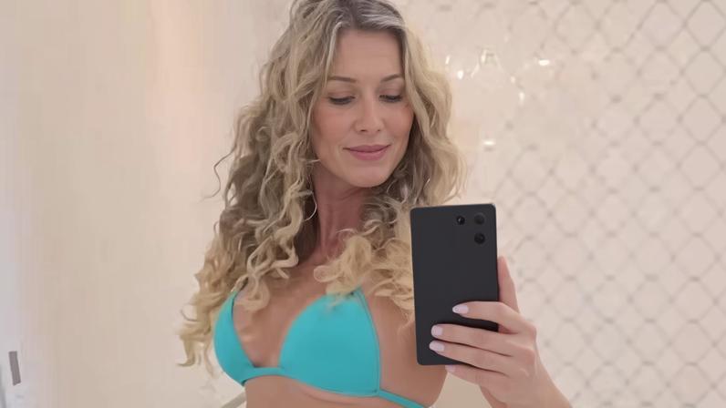 Lívia Andrade, musa do Salgueiro, aparece em clínica em vídeos