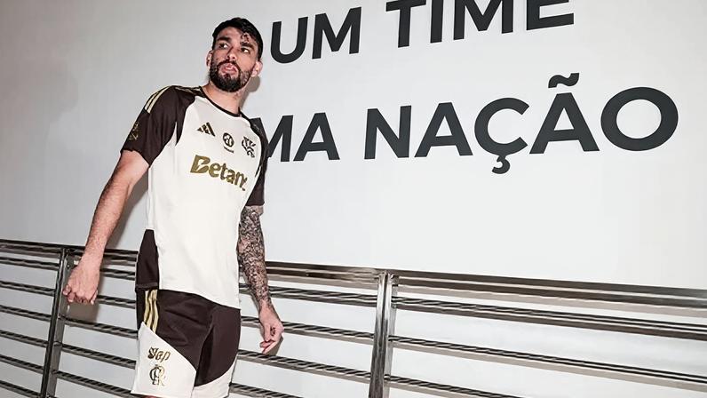 Lucas Paquetá com a camisa de treino do Flamengo