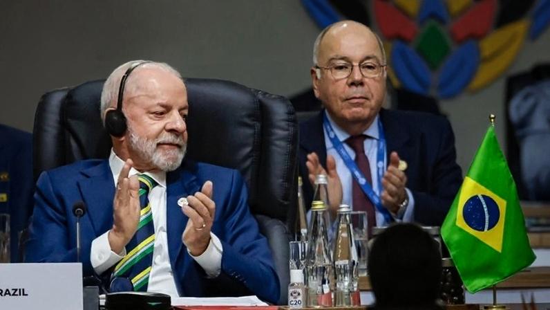 Lula ao lado de Mauro Vieira, ministro de Relações Exteriores