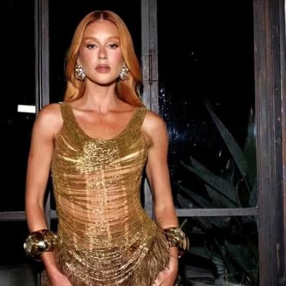 Marina Ruy Barbosa brilha com top dourado vazado e saia de plumas em evento