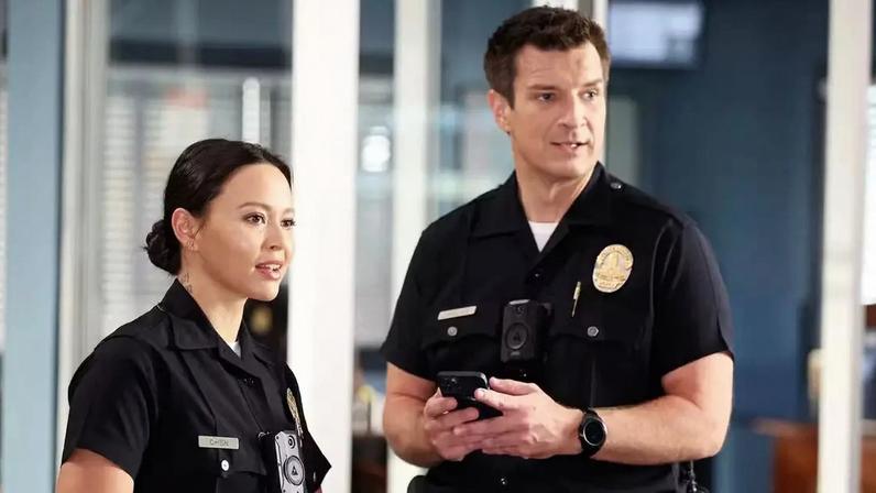 Nathan Fillion e Jenna Dewan em cena de The Rookie