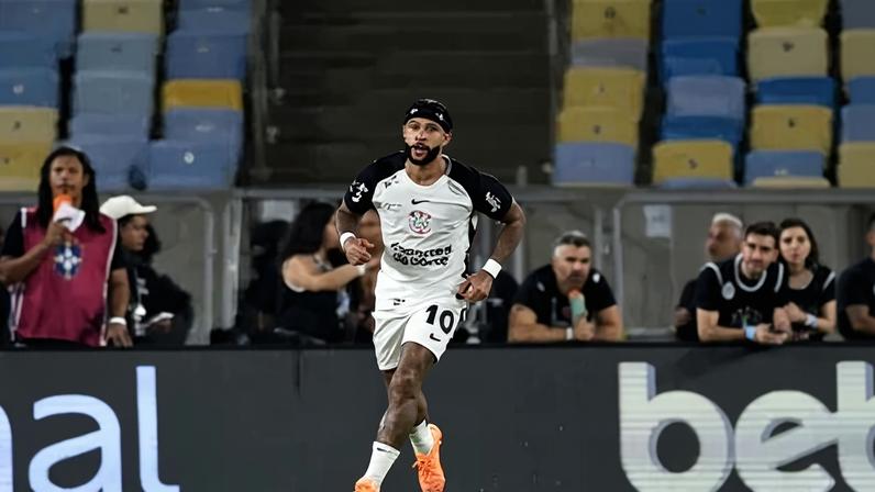 Memphis corre para celebrar seu gol no Maracanã, na final entre Vasco e Corinthians