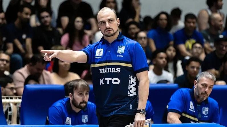 Leonardo Costa, técnico do Minas, em ação contra o Mogi pelos playoffs do NBB (Foto: Hedgard Moraes/MTC)