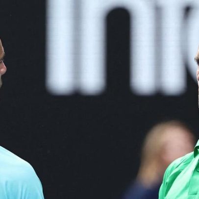 Musetti abre 2 a 0 sobre Djokovic e abandona com lesão