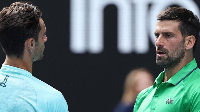 Lorenzo Musetti e Novak Djokovic (Foto: Tennis Australia)