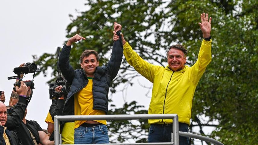 Nikolas Ferreira e Jair Bolsonaro em ato por anístia na avenida Paulista