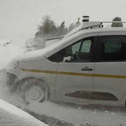 Neve intensa causa interrupções de viagem no norte da Escócia
