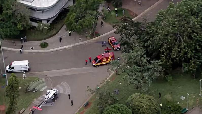 Helicóptero da PM faz resgate no Parque Ibirapuera Créditos: TV Globo