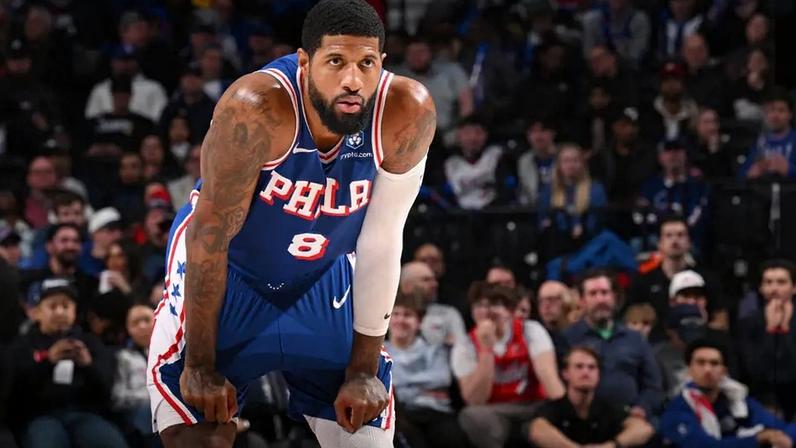 Paul George em ação pelo Philadelphia 76ers contra o New York Knicks na NBA (Foto: Emilee Chinn/Getty Images/AFP)