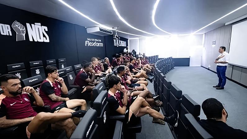 Marcelo Paz em conversa com elenco do Corinthians