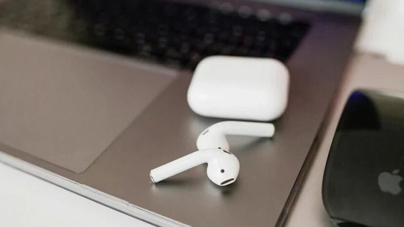 A Apple vem incorporando novos recursos de IA em seus fones de ouvido AirPods