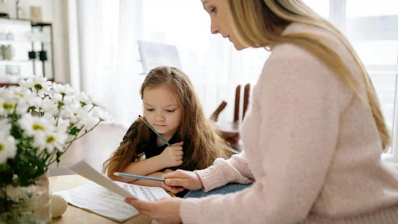 Burocracia, ideologia, métodos e resultados têm levado famílias a deixar a escola tradicional e buscar a educação domiciliar nos Estados Unidos. (Foto: Yan Krukau/Pexels)