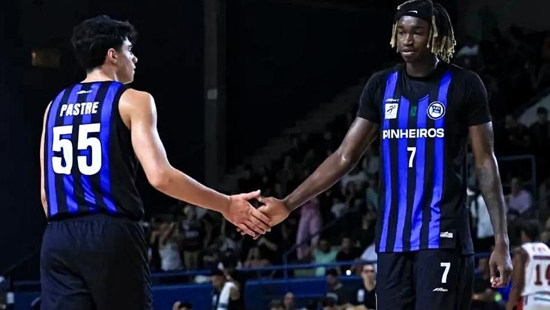 Pastre (esquerda) e Djalo (direita) durante partida da Copa Super 8 (Foto: Ricardo Bufolin)