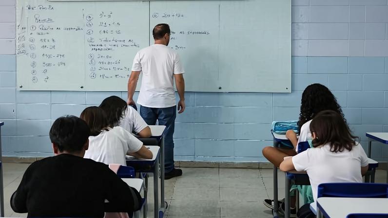 Piso dos professores terá novo cálculo a partir de 2026; Congresso deve analisar
