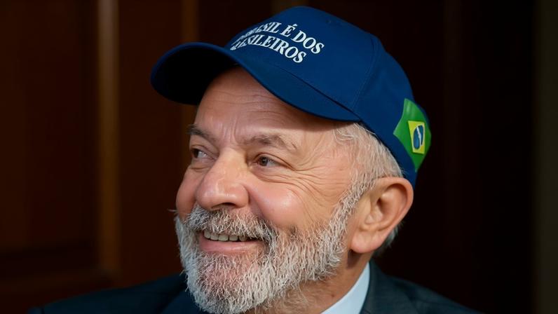 Lula usa boné com o slogan "O Brasil é dos brasileiros" em reunião ministerial em Brasília