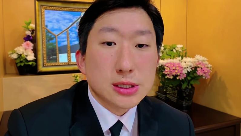 Pyong Lee no velório do avô — Foto: Reprodução/Instagram