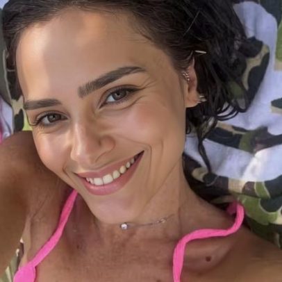 Carolina Dieckmann posa de biquíni e vira assunto na web