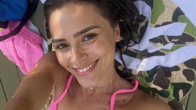 De biquíni rosa neon e bronzeada, Carolina Dieckmmann exibe barriga chapada e web reage — Foto: Reprodução/Instagram