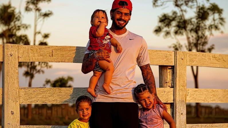 Zé Felipe com os filhos
