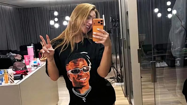 Virginia Fonseca usa camisa com rosto de Vini Jr — Foto: Reprodução/ Instagram