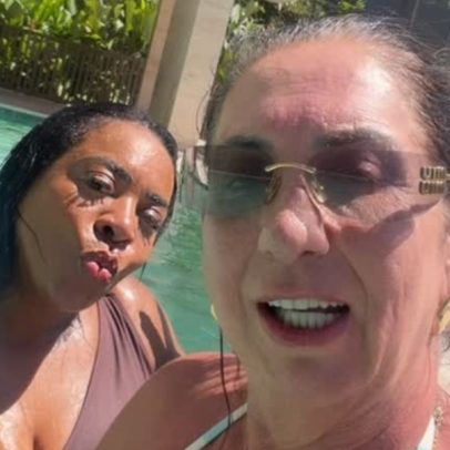 Margareth Serrão e mãe de Vini Jr. curtem Rio, brincando de avós