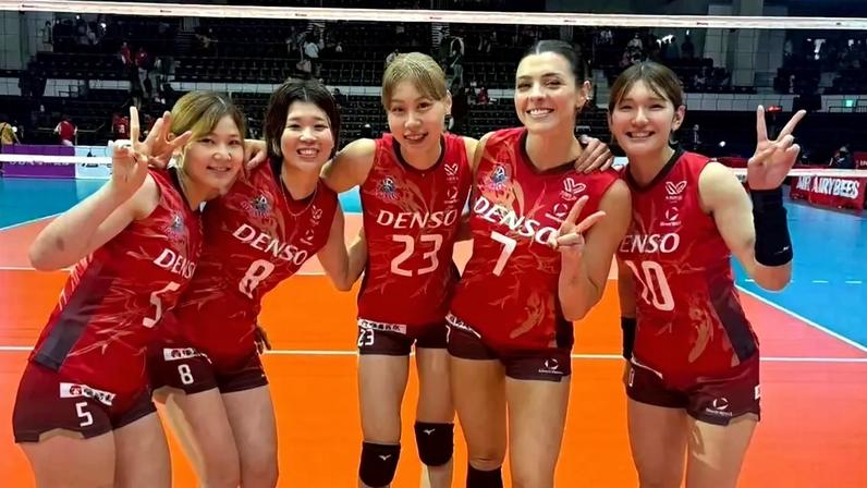 Rosamaria com equipe do Denso Airybees (Foto: Reprodução Instagram)