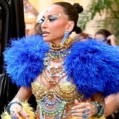 Sabrina Sato usa fantasia com mais de 110 colares e pingentes de cristal