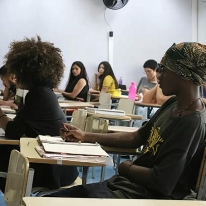 Exposição sobre Frantz Fanon reacende debate sobre educação antirracista