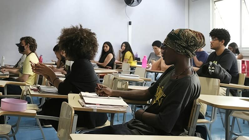 Exposição sobre Frantz Fanon reacende debate sobre educação antirracista