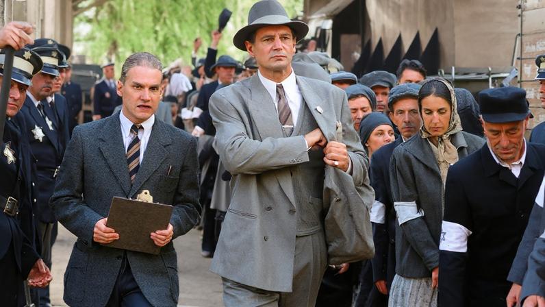 O filme retrata a história de Oskar Schindler, um empresário alemão que salvou a vida de mais de mil judeus durante o Holocausto.