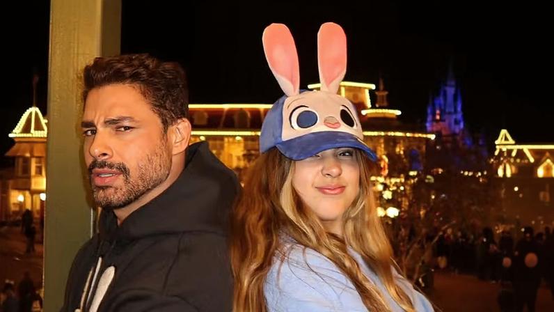 Sofia, aos 13 anos, quase na altura do pai Cauã Reymond na Disney