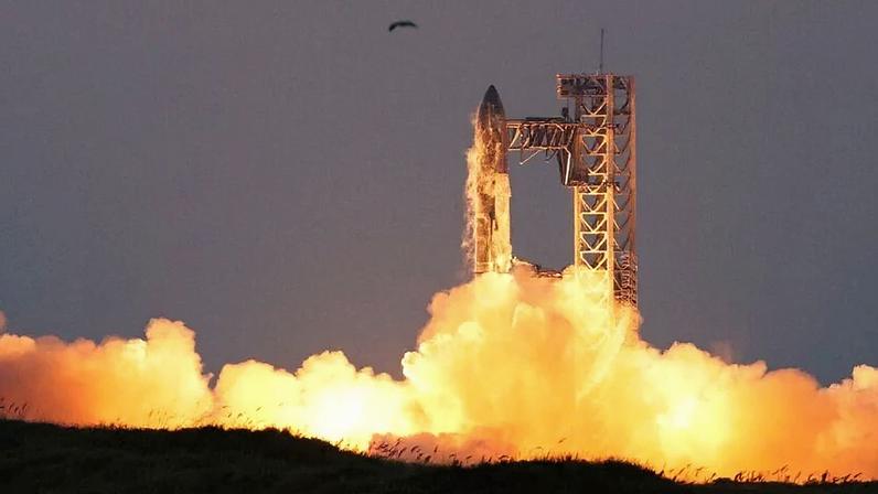 Nave espacial Starship da SpaceX decola durante seu quinto teste de voo, em Boca Chica, Texas, EUA