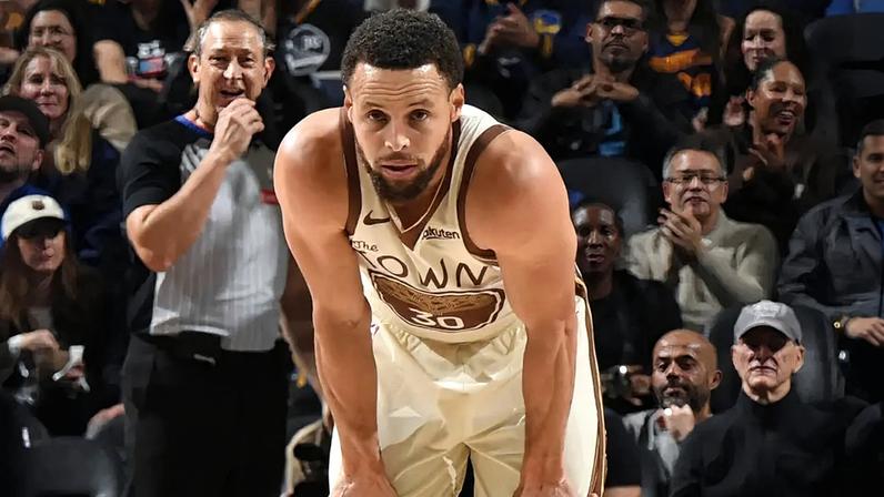 Stephen Curry em ação pelo Golden State Warriors contra Detroit Pistons na NBA (Foto: Noah Graham/NBAE via Getty Images/AFP)